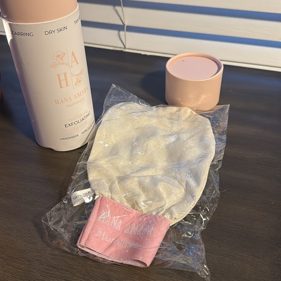 NIB - Hana Amara Illuminate silk exfoliating glove - Picture 4 of 4